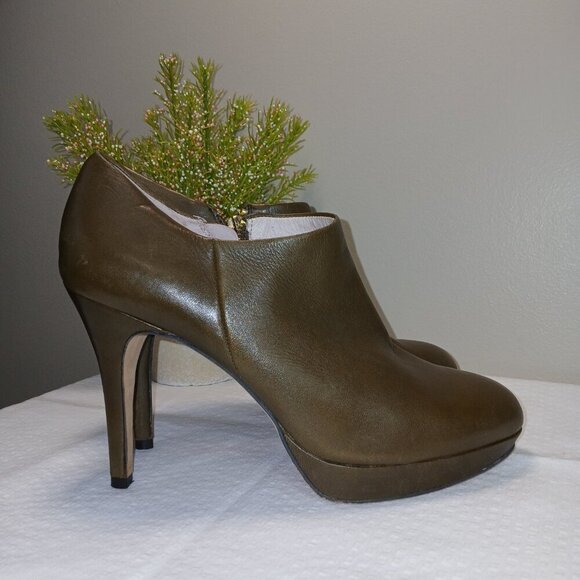 VINCE CAMUTO ELVIN NAPPA OLIVE GREEN LEATHER ANKLE BOOTIE HIGH HEEL SIZE 9.5 - Picture 1 of 7